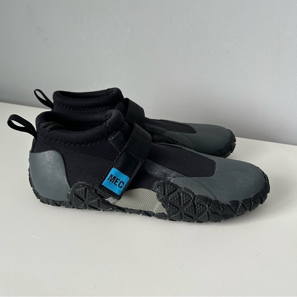 MEC Moque Neoprene Boots Low Black & Grey Water Shoes Men’s 7 or Women’s 6